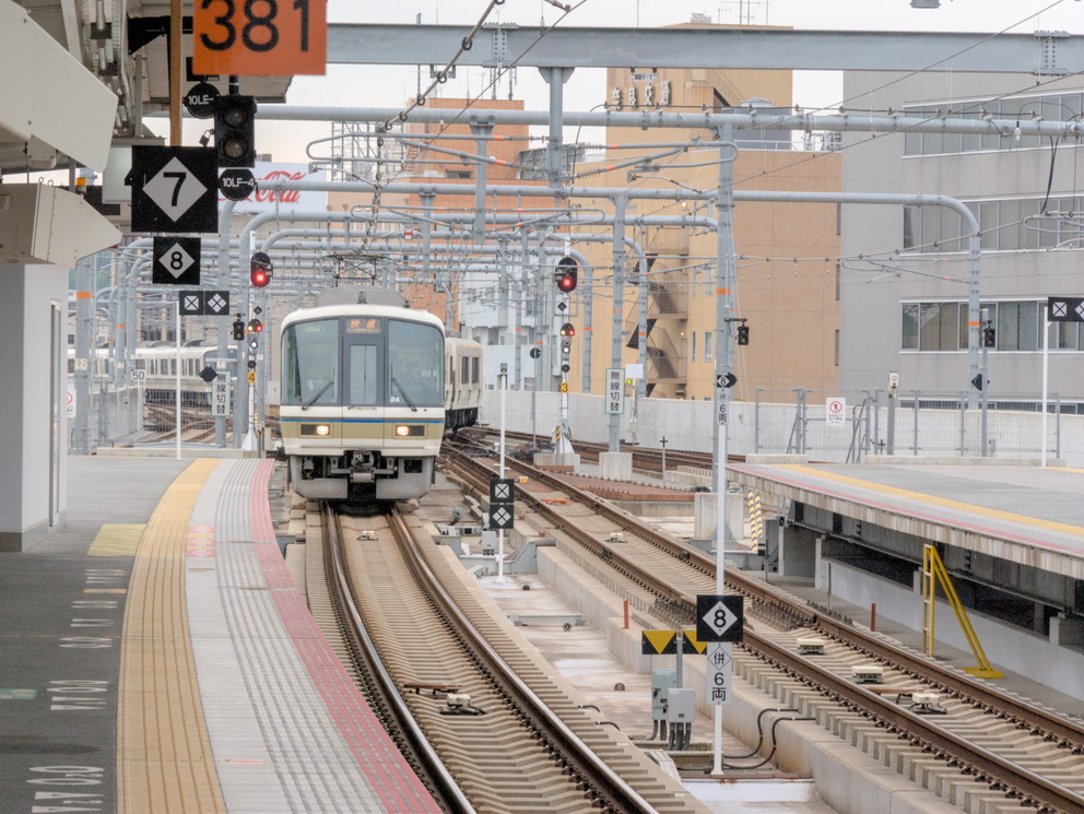 La gare JR. Contrairement au reste du Japon, le Kansai a beaucoup de compagnies de chemin de fer privées.